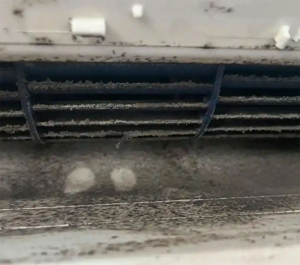 南丹空调吹的风有股烧焦味是怎么回事